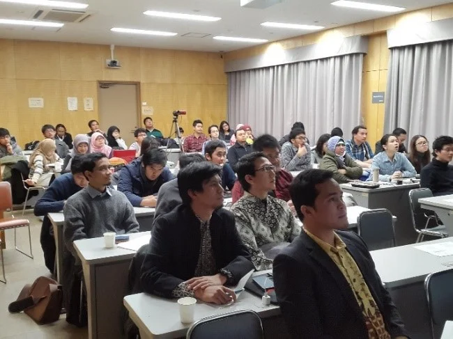Para peserta mendengarkan pemaparan oleh pemateri 