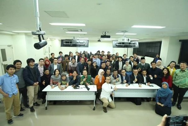 Foto bersama narasumber, Prof. Mahmud M.D.