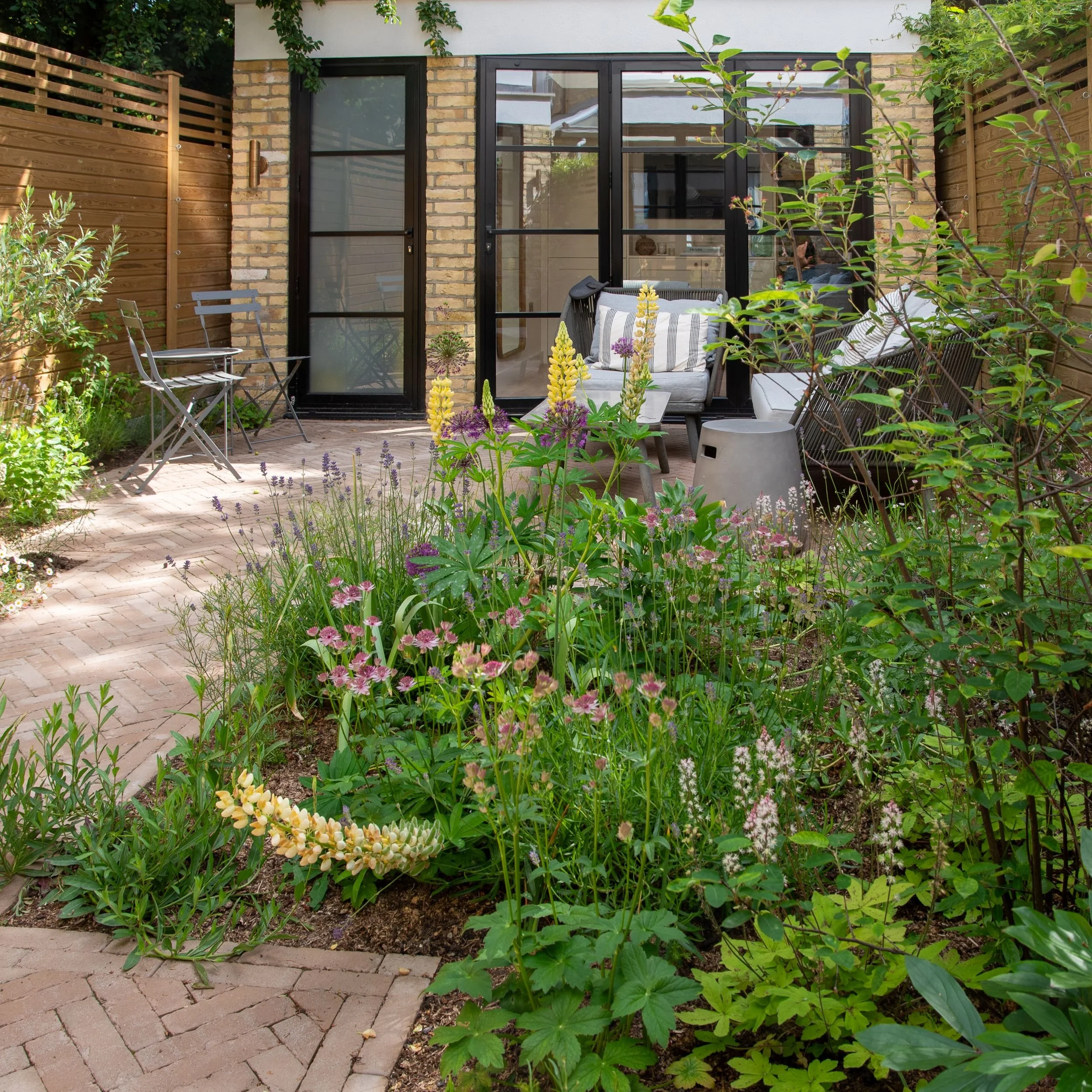 Fulham courtyard garden design making the garden look bigger

