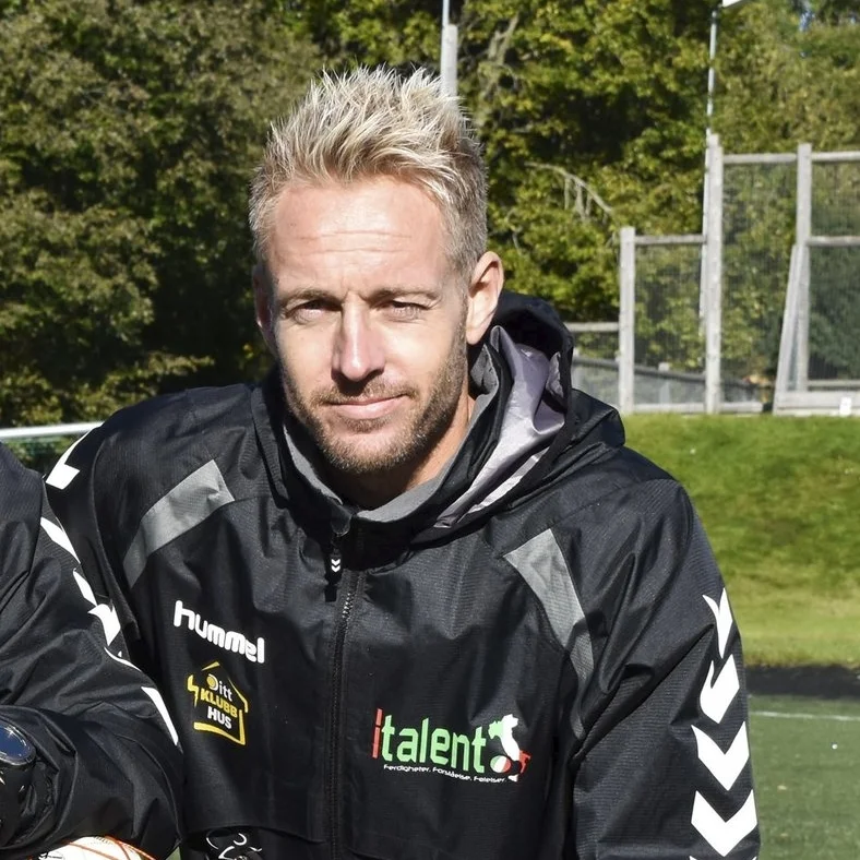 REIDAR LINDQVIST (39) Reidar har jobbet med den norske utgaven av Milan junior Camp siden 2008, og som arrangør fra 2011. Han spiller idag for Husøy & Foynland, og er trener for både A-laget og barnefotballen i samme klubb. Foruten å være en notorisk målscorer, er Reidar Italents ubestridte mesterhjerne når det gjelder italiensk fotball. Det vanker heder og ære til de som klarer å sette han ut i en fotballquiz. Reidar har tidligere spilt for Flint, Eik, FK Tønsberg og Clayton Soccer Club i Melbourne, Australia. Epost: reidar@italent.no Mobil: 402 80 170