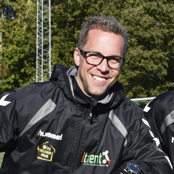 MORTEN BREDESEN FØSKE (35) Morten hadde avtale med AC Milan om deres Milan junior Camp prosjekt i Norge fra 2006-2013. Han har også arrangert et antall fotballturer og treningsleirer til Italia for aldersbestemte lag. Morten har også en unik avtale med AS Roma som eneste i europa utenom Italia, å bygge AS Roma akademier. Morten er barnebarn av tidligere Milan- og Laziospiller Per Bredesen, og har en selv en fortid som spiller i Ørn Horten, Nybergsund, Re og Borre. Morten er spesialist innen muskelskader, og er utdannet akupunktør og muskelterapeut. Han sørger derfor for at Italent-deltakerne får god oppfølging underveis, og med sin idrettsmedisinske bakgrunn kvalitetssikrer han treningsopplegget for de ulike leirene. Epost: morten@italent.no Mobil: 970 24 665