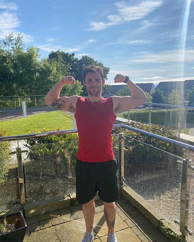 Suns out - guns out 💪 
Scroll across to get an idea of what we do during our live Zoom Shadow Box Fit classes. Hope you&rsquo;re enjoying the sun ☀️ #tomaswhelanfitness 
#dublin #ireland #personaltrainer #coach #boxing #boxingtraining #fitness #exer