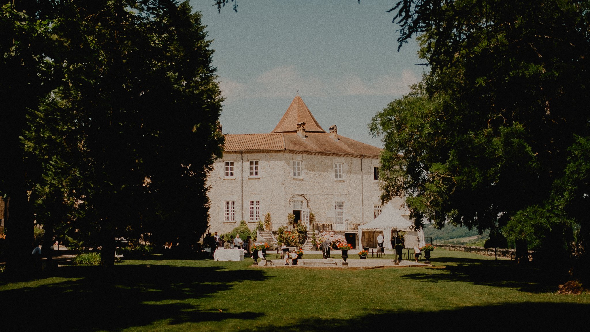 0064-20210710122907-mariage-chateau-chapeau-cornu.jpg