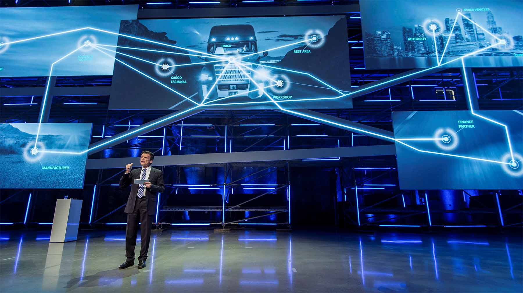 Presentation of the connectivity strategy on five coordinated screens for Dr. Wolfgang Bernhard, Chairman Daimler Trucks @ campus connectivity, Düsseldorf