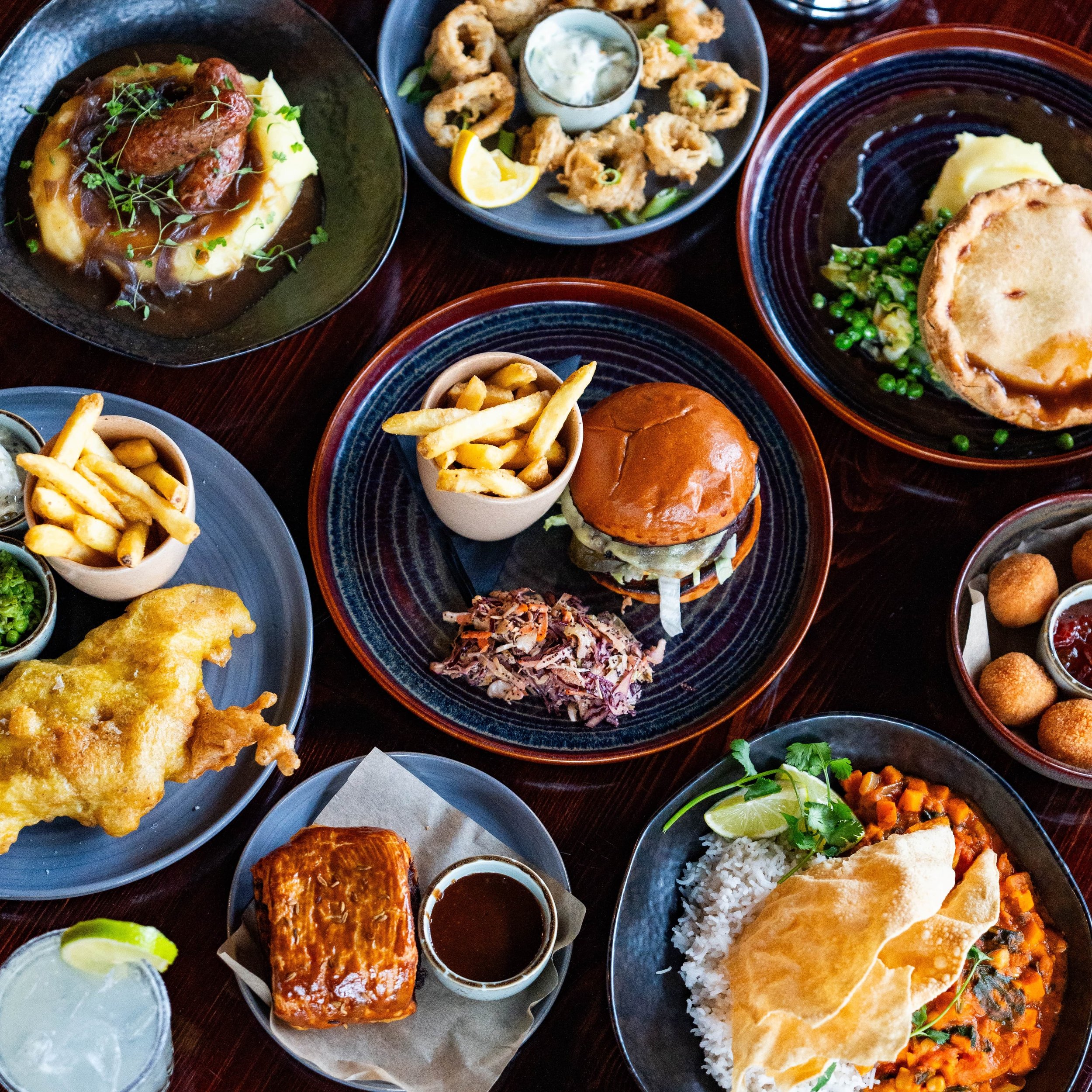 It&rsquo;s Thursday! Have you got dinner plans? 🍴🍔

Why not combine our incredible Happy Hour Offers with dinner (or maybe a few of our sharers, they go perfectly with a pint) 🍻

Happy Hour at The Holden starts at 5pm and ends at 8pm. Plenty of ti