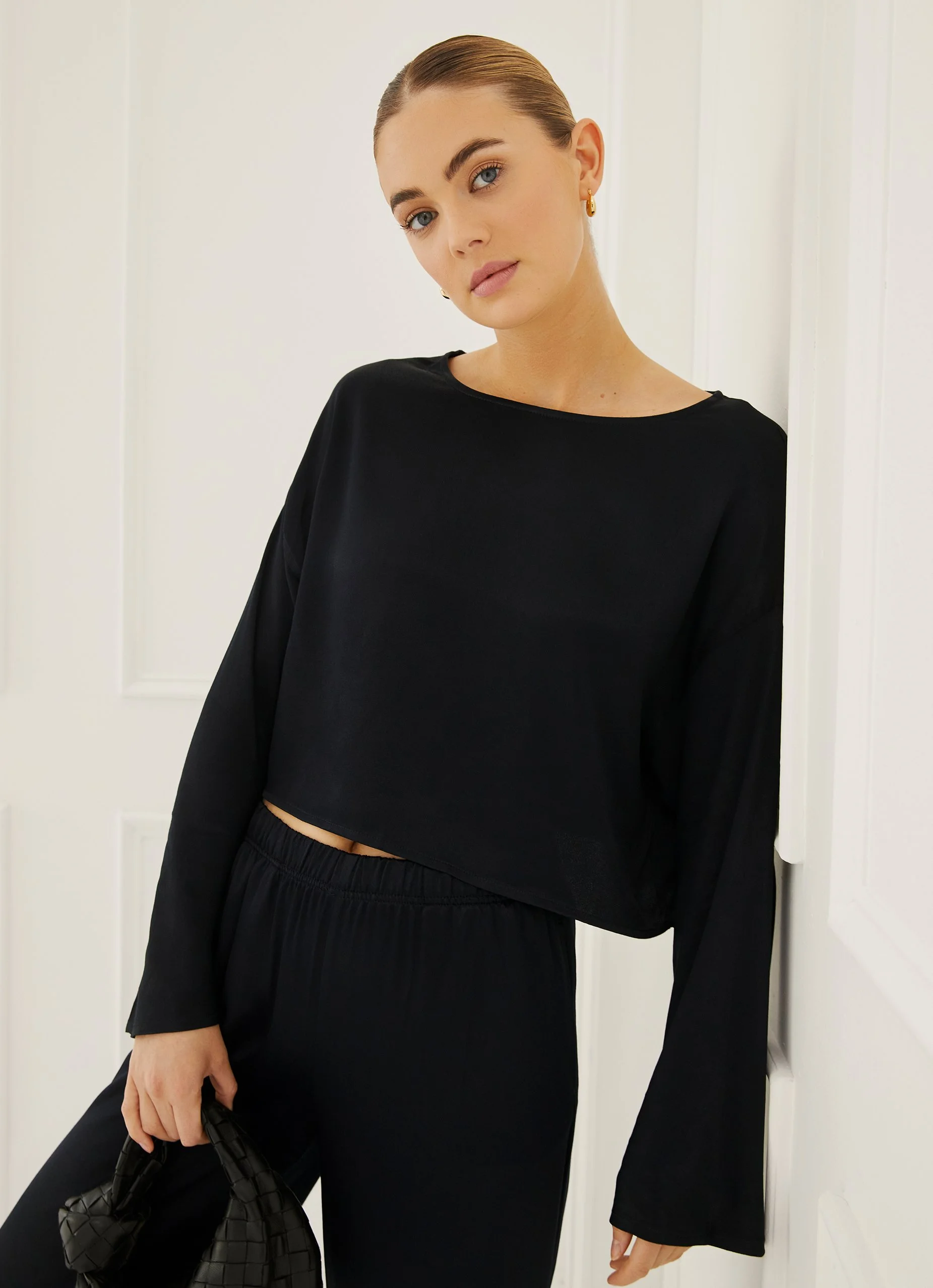 SWET001954_SilkyLongSleeveCroppedTop_Black_01.jpg