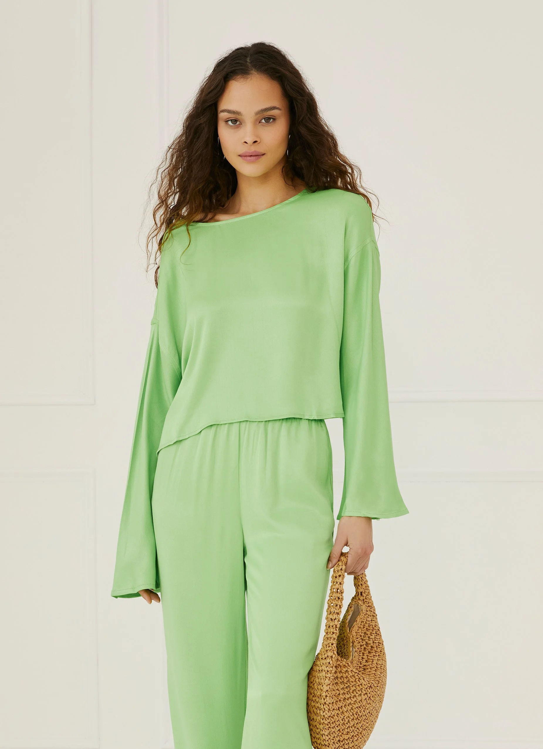 SWET001954_SilkyLongSleeveCroppedTop_Green_01.jpg