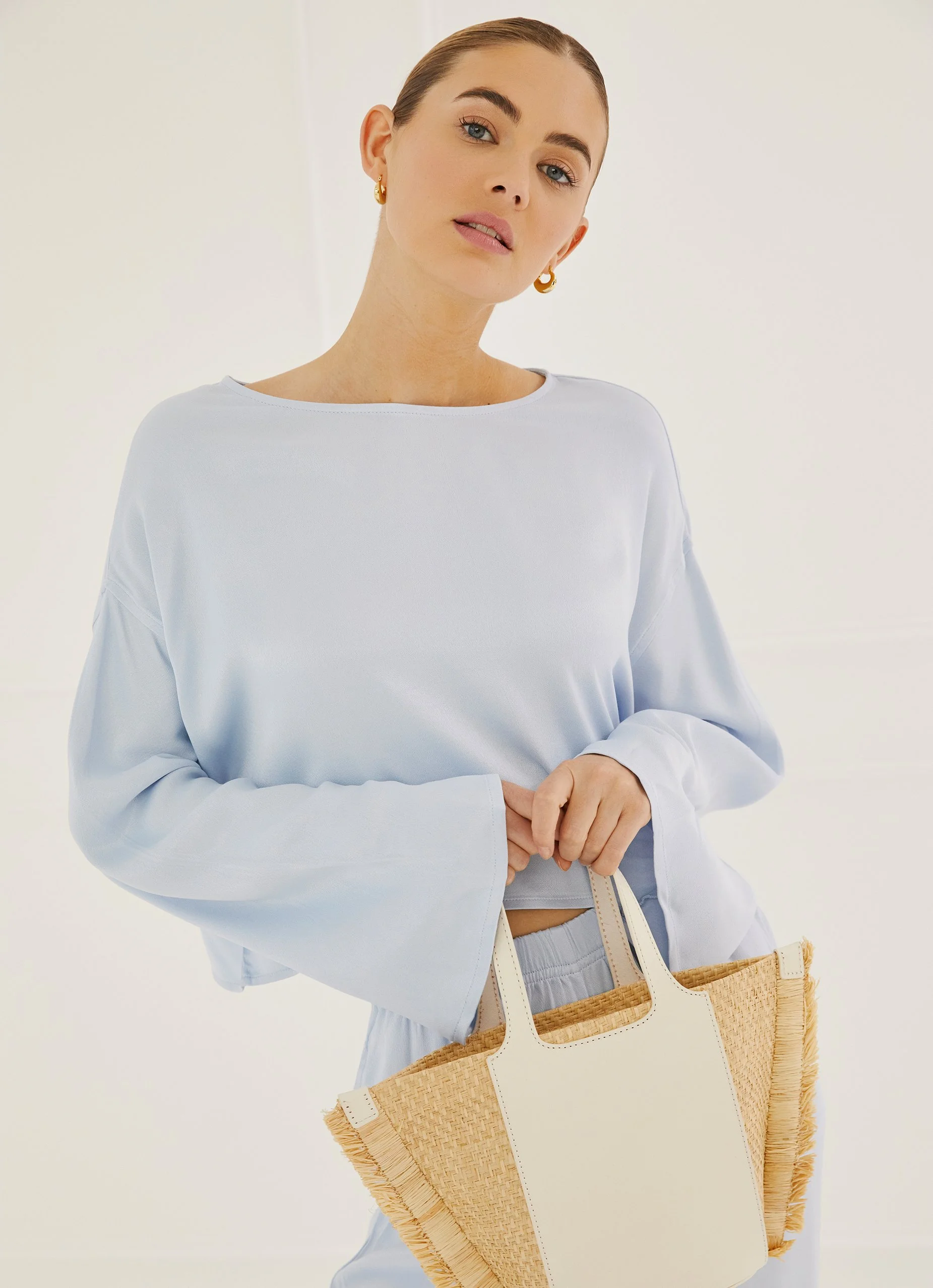 SWET001954_SilkyLongSleeveCroppedTop_LightBlue_03.jpg