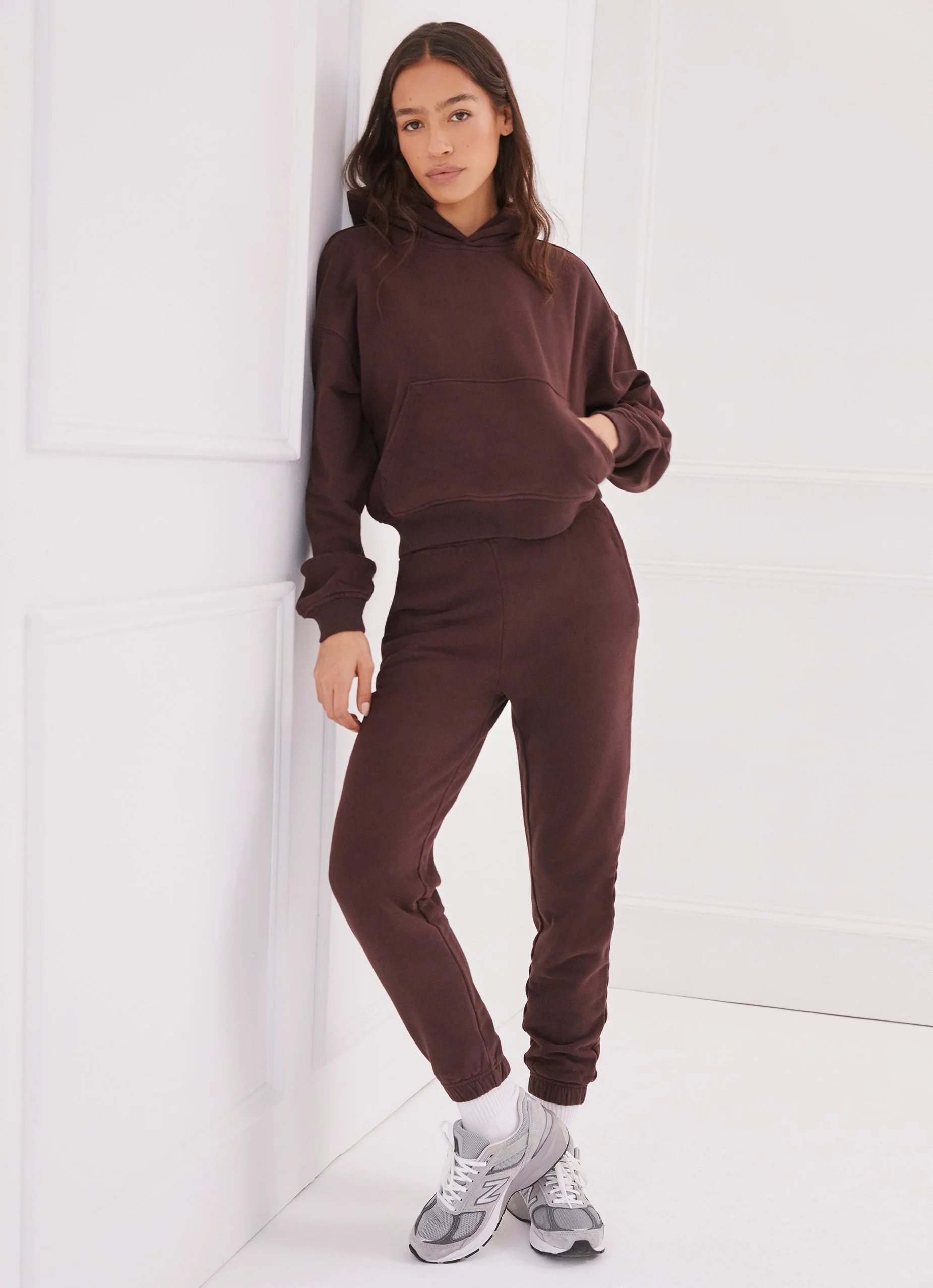 SWET003108_ClassicSweatpants_Brown_01.jpg