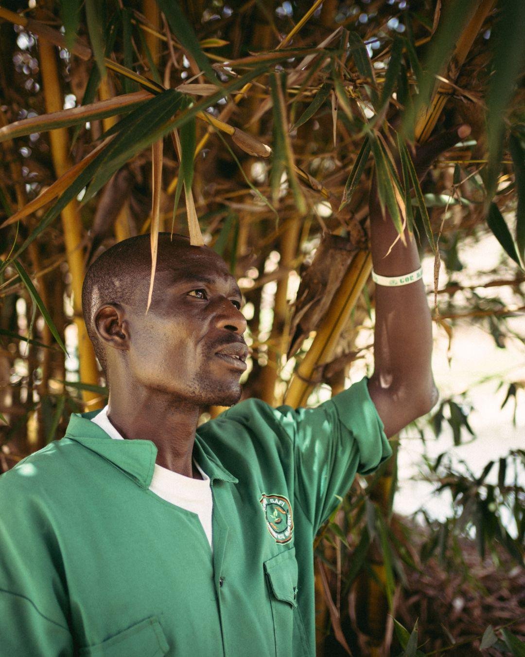 Fredrick Okinda stands knee-deep in the Nairobi River, pulling waste from black water.

Behind him, twenty young people from Korogocho do the same. Month after month. Without external funding. Just community commitment.

In 2017, Fredrick together wi