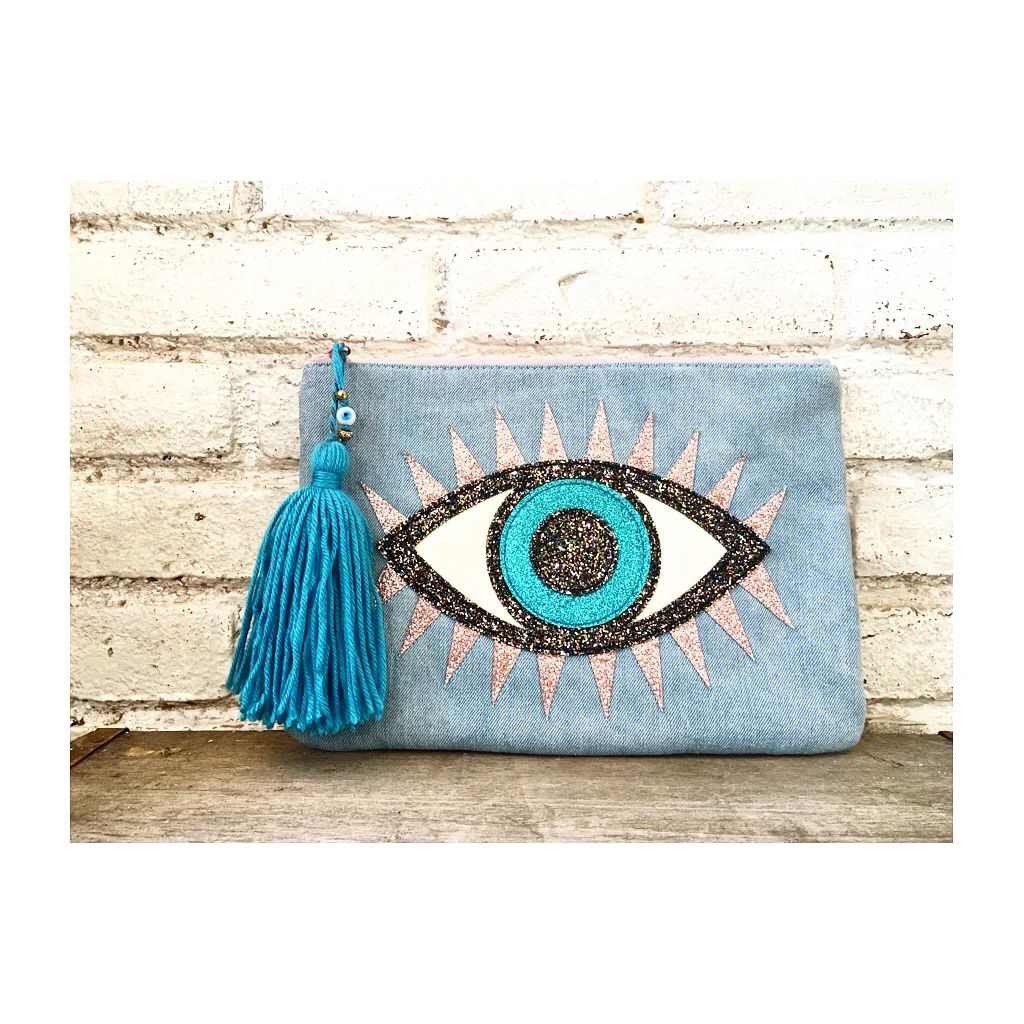 EYE LOVE clutch