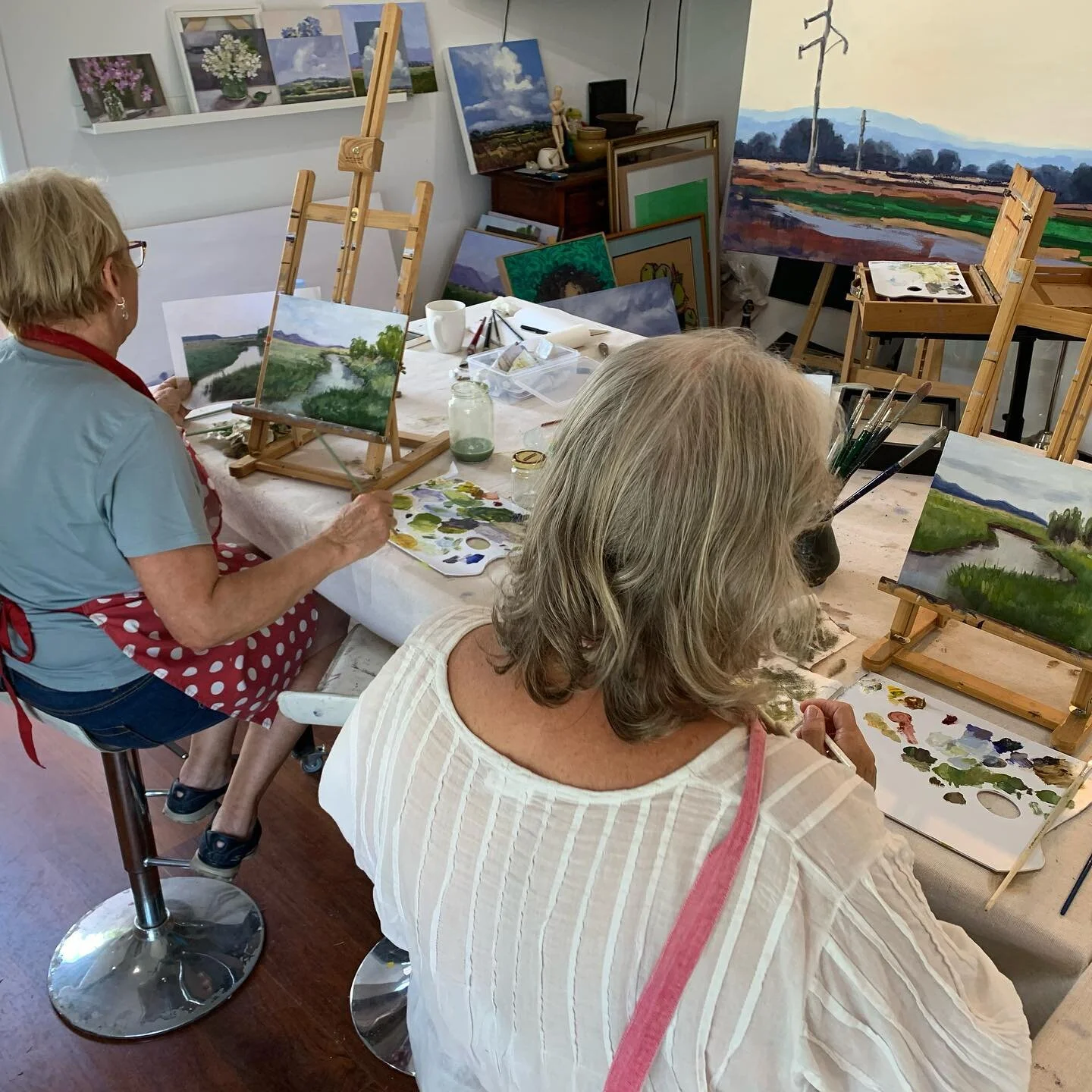 Loved having these ladies painting with me today in my studio... can&rsquo;t wait til next week ! X 🤗❤️

.
.
.
#workshops #oilpainting #allaprima #australianartist #oilpaintings #landscapepainting #paintingfriends #inthestudio #artistsoninstagram #a