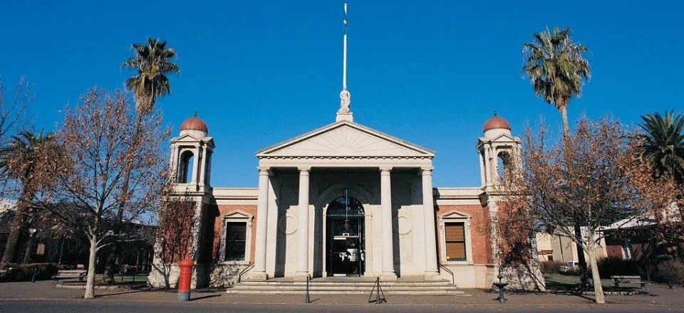 The Castlemaine Visitor Information Centre is located in the magnificent Market Building, right in the centre of town.