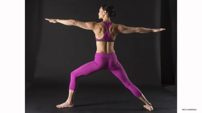 6. 啟動肩旋轉肌群:英雄二式(VIRABHADRASANA II) 運用英雄二式創造肩膀的穩定性。從Tadasana(山式),將雙腳分開約三到四個腳掌寬。將右腳往外轉90度,而另一隻腳則先平行墊子的後緣,再將腳稍微往內轉。保持右腳的腳跟對準左腳的足弓。將右大腿往外轉,彎曲右膝蓋,直到右膝蓋為於右腳踝的正上方。保持左大腿與左腳跟外側壓向地板。雙手抬起來到肩膀高度,掌心朝上,並透過指尖往外延伸。將肩胛骨拉往身體的中線,並沿著背部往下。將肩膀往後轉。再將掌心朝下。維持姿勢大約一分鐘,然後換邊。