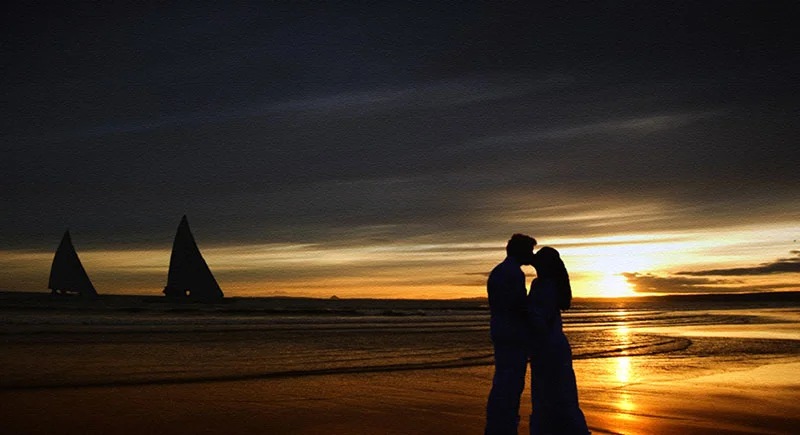 lover-kissing-sunset.jpeg