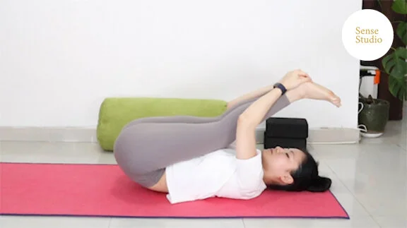 04.yoga pavanamuktasana b.jpg