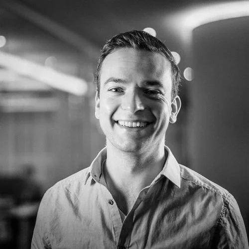 NILS GÖLDNER Nils ist ein weiteres langjähriges Mitglied des Blackboat Teams. Als Geschäftsführer und Cloud Advisor mit einem technischen Fokus hat er eigentlich immer eine Antwort auf jede Frage parat. Nils ist einer der ersten Cloud-Spezialisten in Deutschland. Er wohnt in Berlin ist aber dank Hangout, Slack und Co. natürlich weltweit erreichbar.