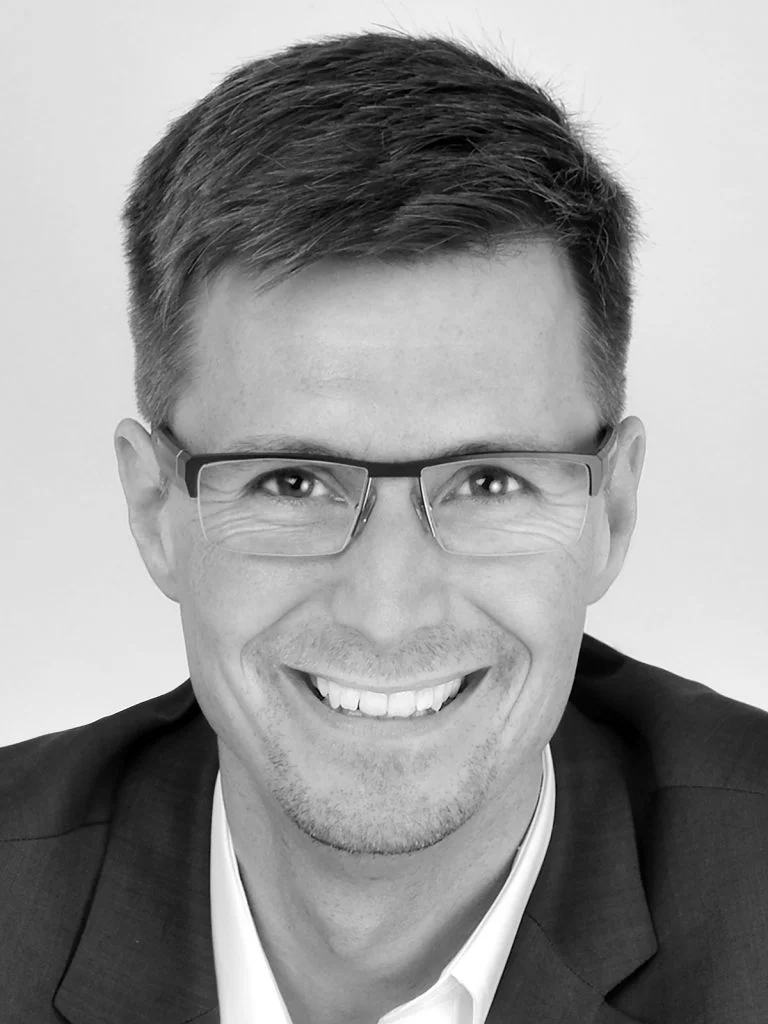 HARALD SCHIRMER Harald Schirmer, seit 89 im Continental Konzern, ist verantwortlich für Digitale Transformation & Change in der Konzernpersonalfunktion. Als „Cross-mover“ war er in Entwicklung, Qualität, Projektmanagement, in IT und ist seit 2011 im Personalbereich tätig. Seine Passion ist nachhaltige Organisationsentwicklung mit modernen Beteiligungsformaten auf Augenhöhe. Als Botschafter, Speaker aber vor Allem als Vorbild vertritt er neue Change Ansätze, ein modernes, netzwerkbasiertes und interkulturelles Führungsverständnis für das digitale Zeitalter. Seit 2017 für „New Work“ verantwortlich z.B. für die Einführung der cloudbasierten O365 Landschaft, Erstellung von Konzepten im Umgang mit Evergreen sowie Aufbau einer globalen Netzwerkorganisation. Blog: www.harald-schirmer.de Twitter: @haraldschirmer