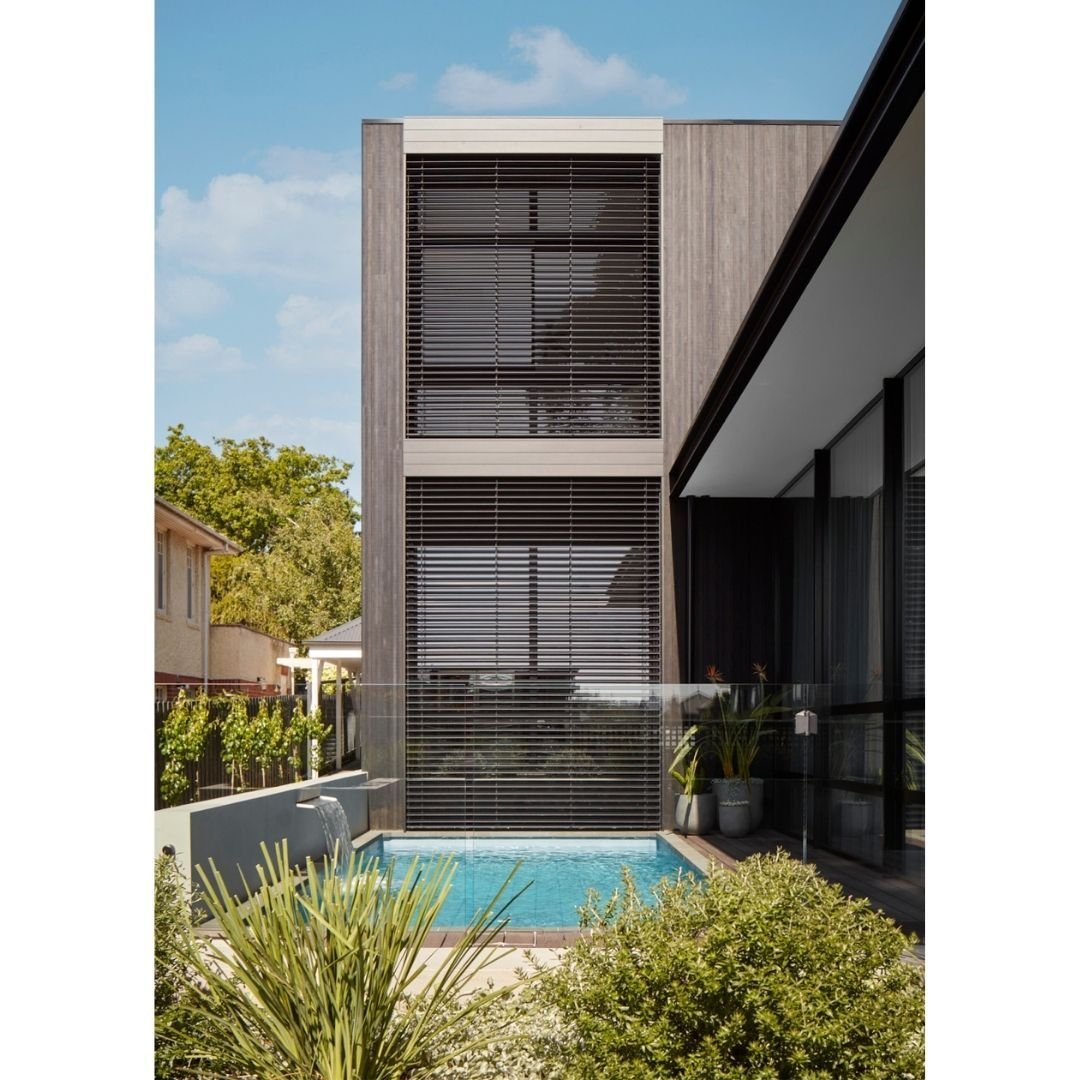 The double-storey extension to a classic Victorian house features contrasting timber cladding and is shielded by external retractable sun-shading. Expansive windows offer panoramic views of the pool, garden, and city skyline beyond.
.
.
.
Photo: @jac