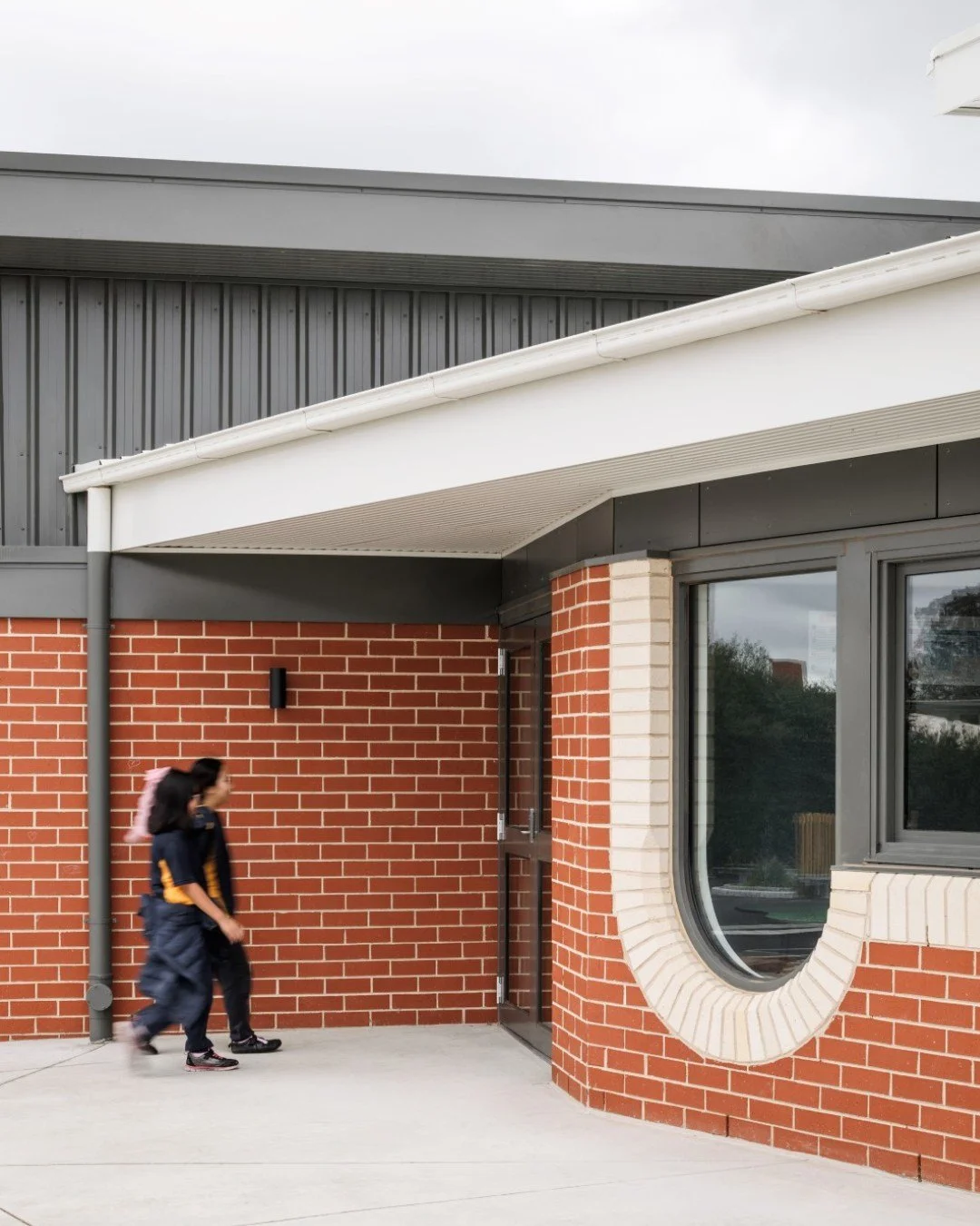 Designed as a place for both learning and play, the new facility connects seamlessly with the landscape. Entry details and outdoor zones invite movement, curiosity and connection — creating a sense of belonging from the very first step.
.
.
.
P