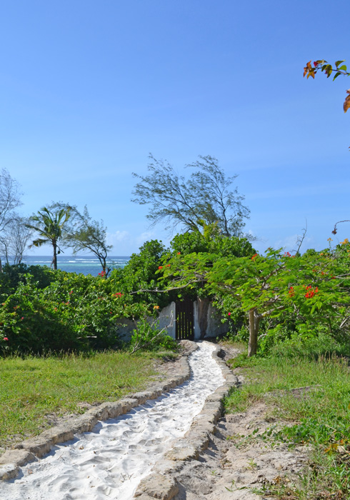 Naishi-beach-gate.jpg