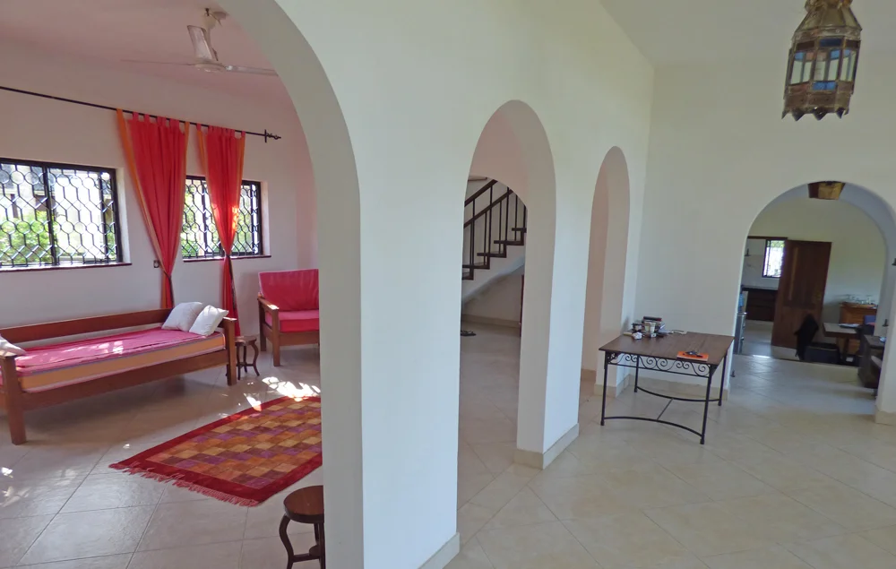 KA02-entrance-living.jpg