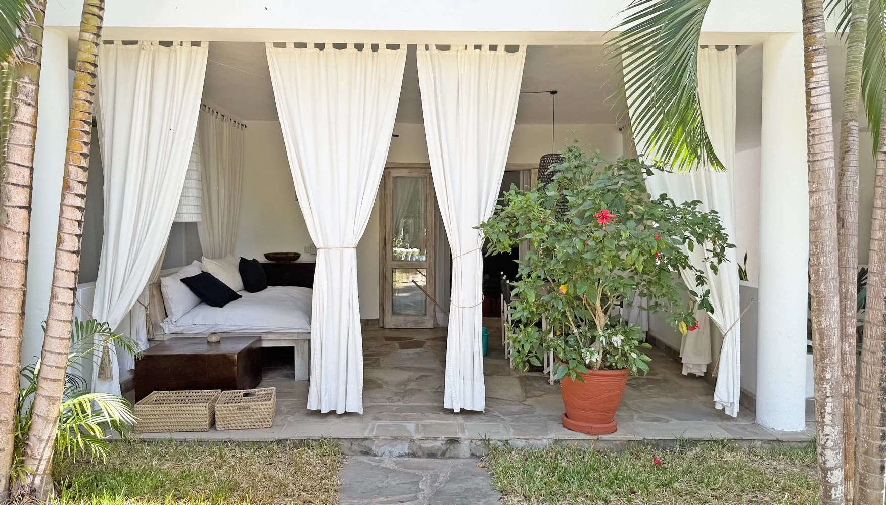BAMC03-terrace-in.jpg