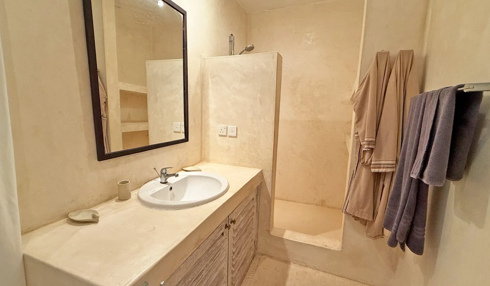 BAMC02-bath2a.jpg