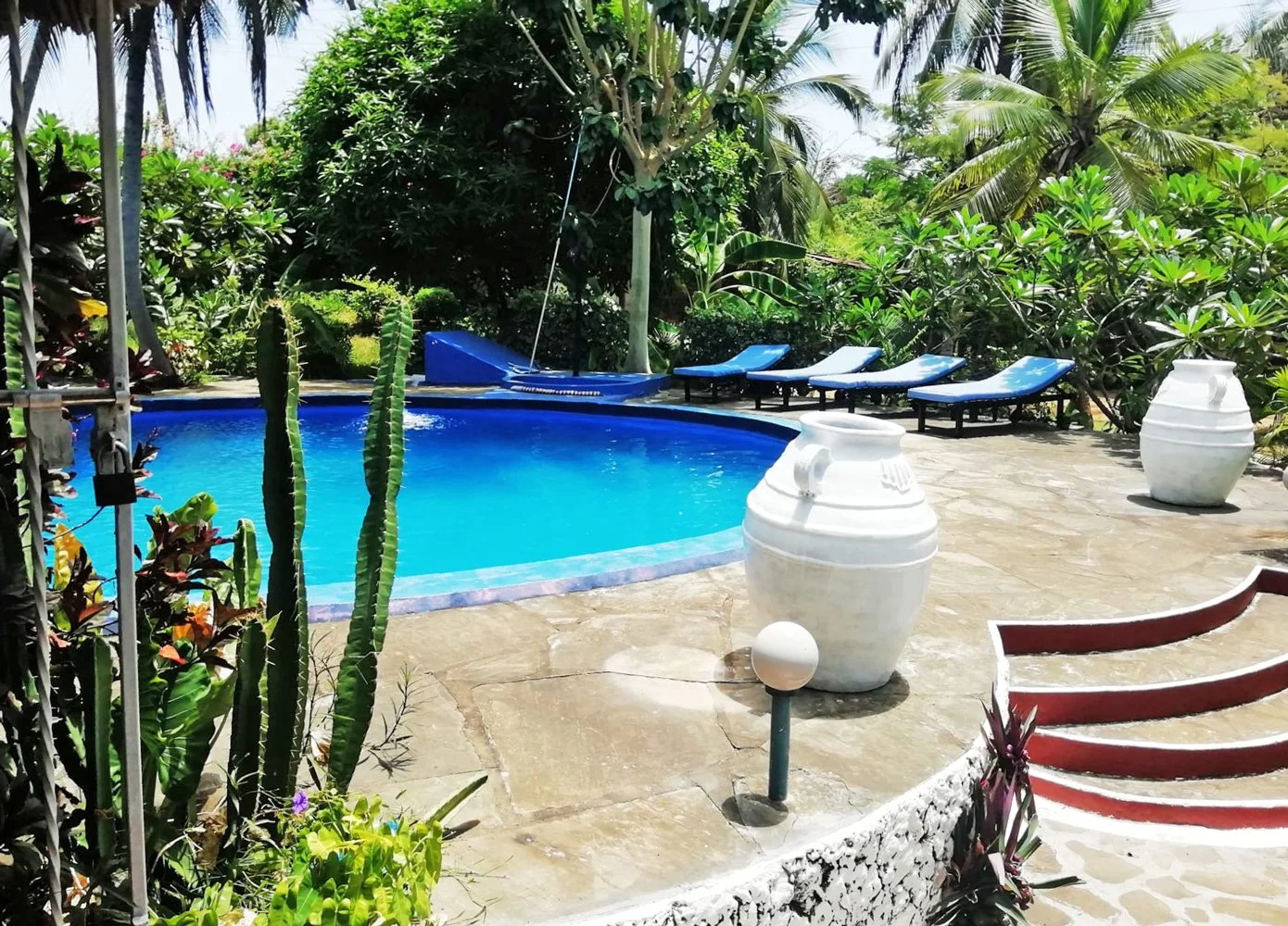 MH04-pool5.jpg