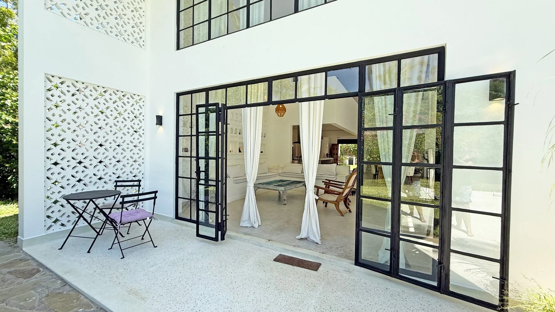 MFDJ04-window-in.jpg