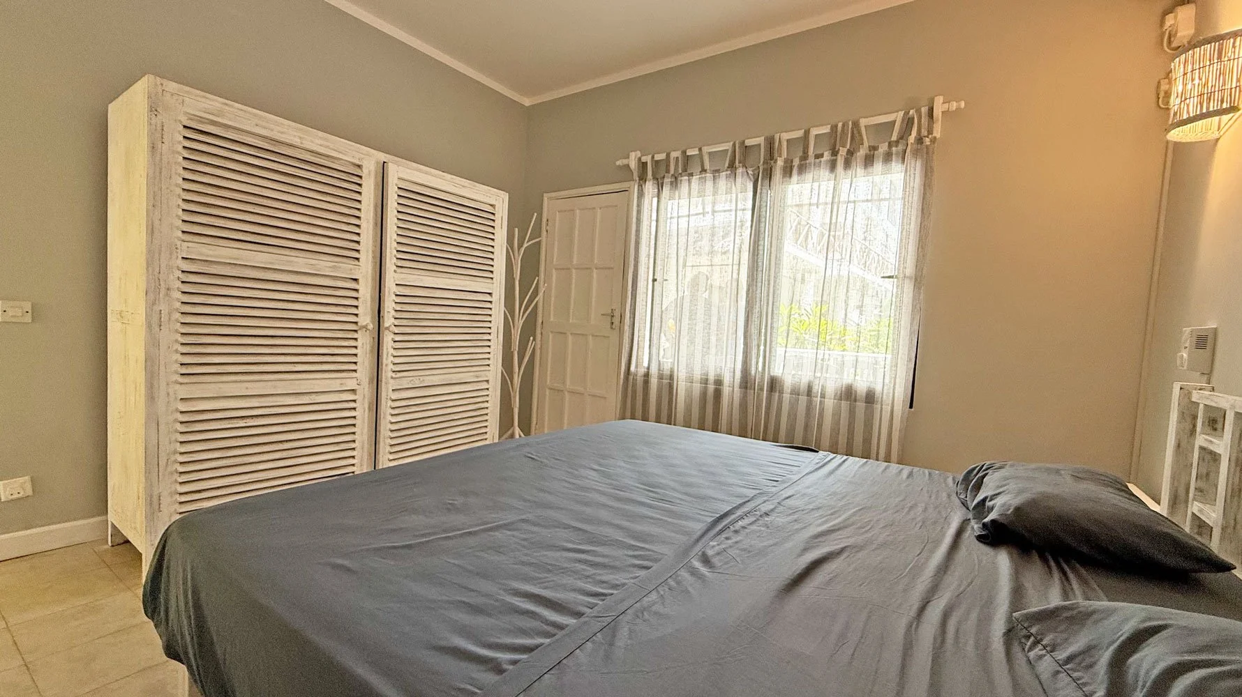 VAA02-bed1a.jpg
