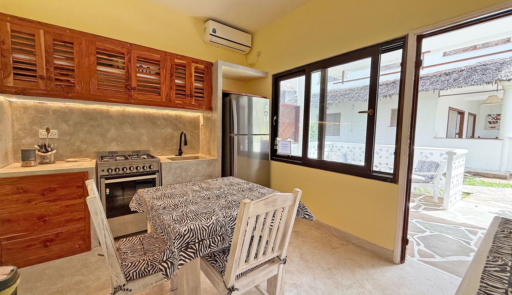VAA02-kitchen-out2.jpg