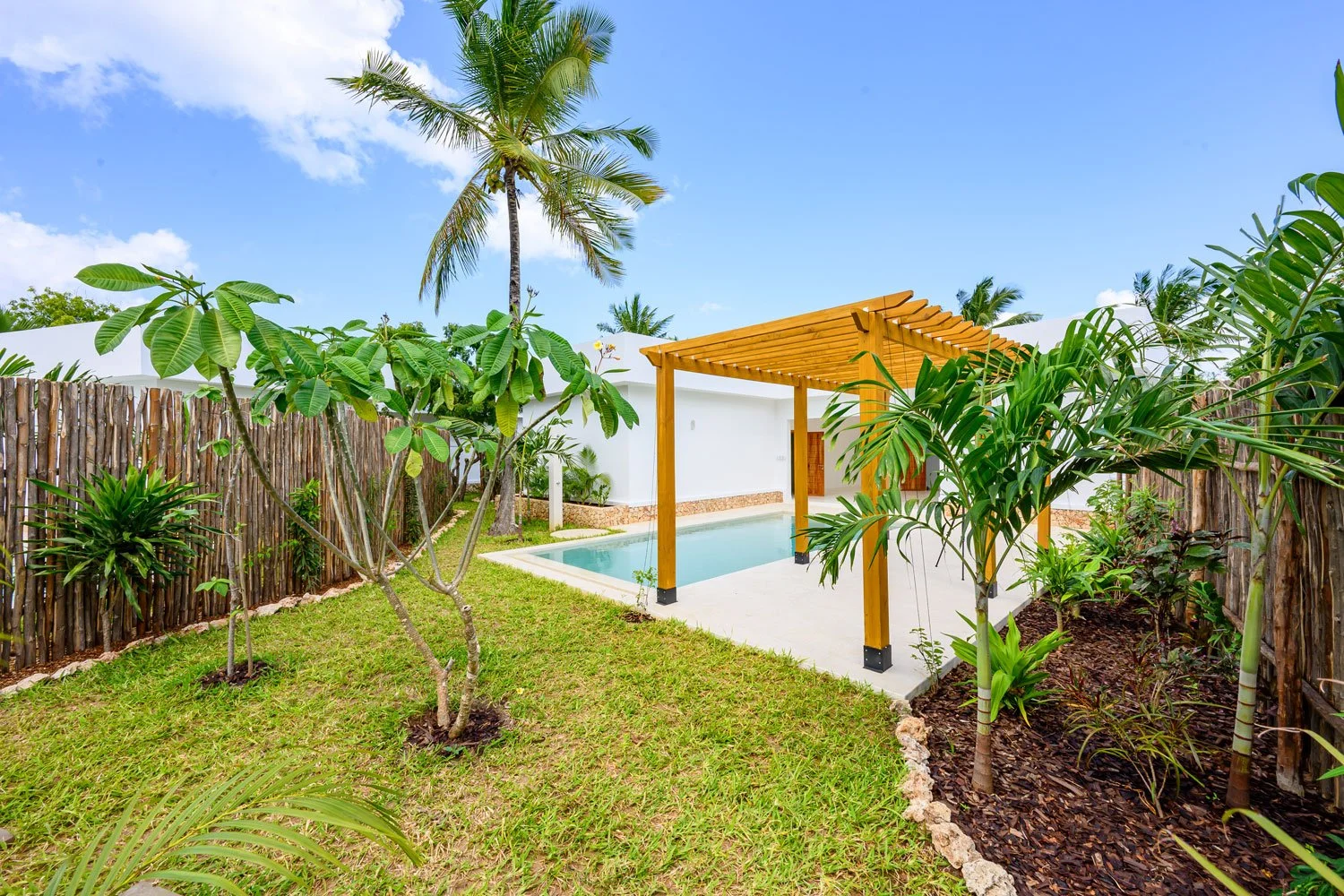 RE02-garden-pool.jpg