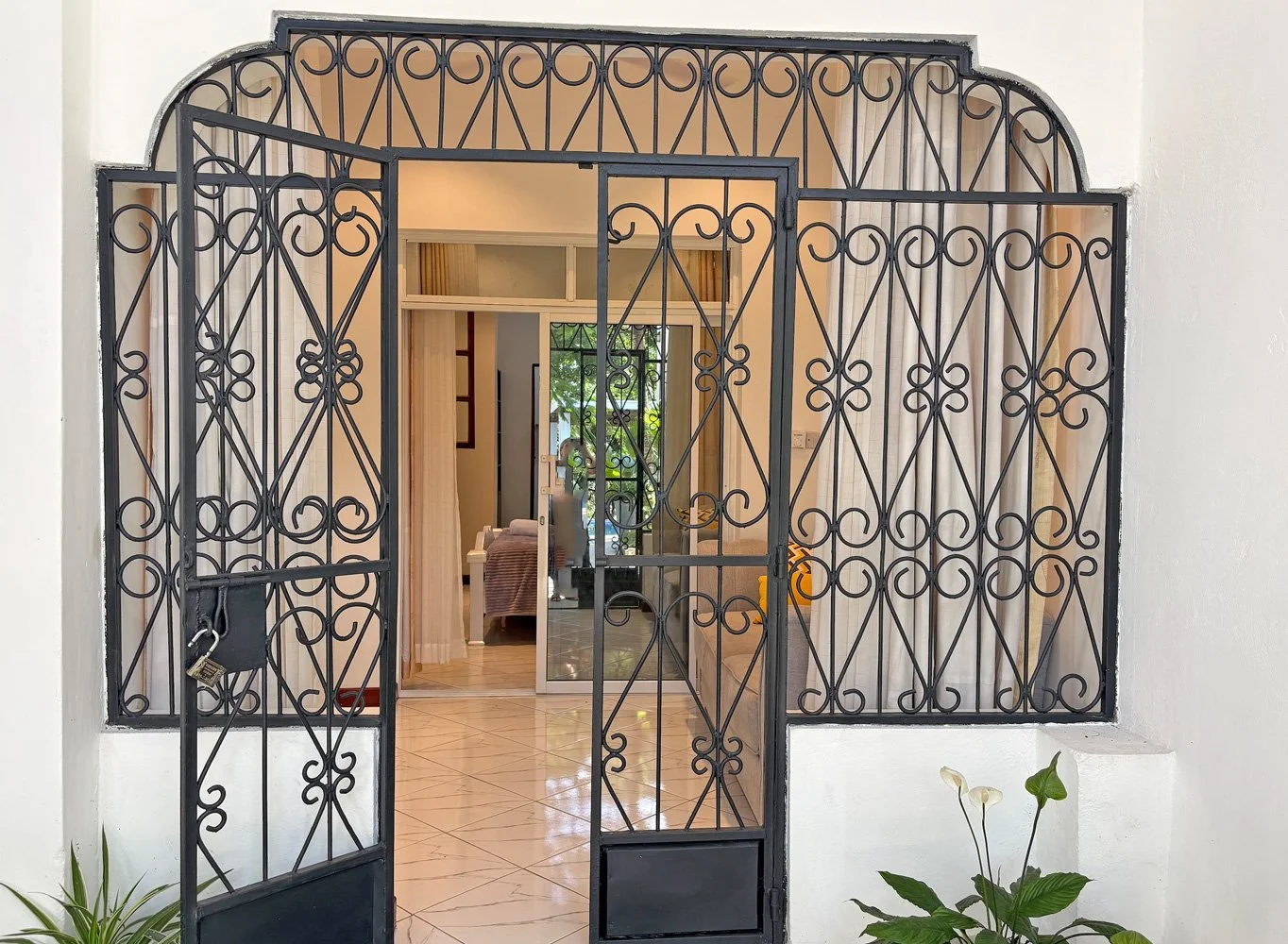 MALR02-gate.jpg