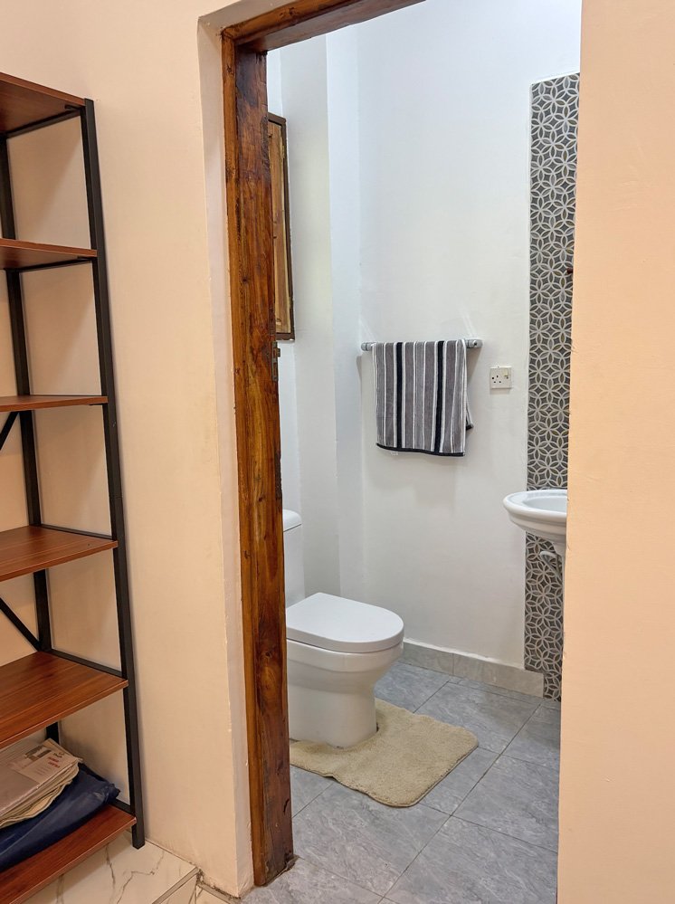 MALR02-loo.jpg