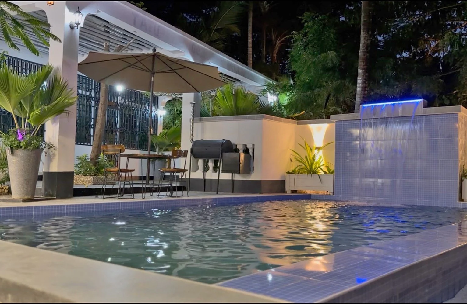 MLDR02-pool-night.jpg