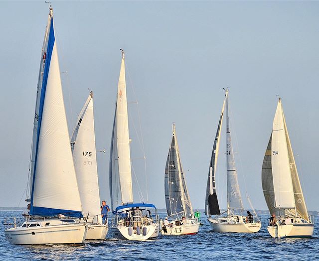 Who has the right of way? Last night had a great turnout for our Bay Shore Pursuit Invitational #sbccracing #sbccsail #southbaycruisingclub #greatsouthbay #sailgreatsouthbay #longislandsailing #sailgrammers #cruisingoutpost photo by @saltwater365