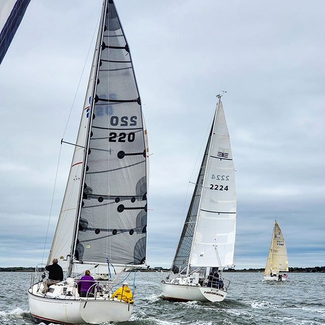 There was a nice northerly breeze for the Discoverers Race to Atlantique on Saturday #sbccracing #sbccsail #southbaycruisingclub #greatsouthbay #sailgreatsouthbay #longislandsailing #pandemoniumsailboat #sailgrammers #cruisingoutpost
