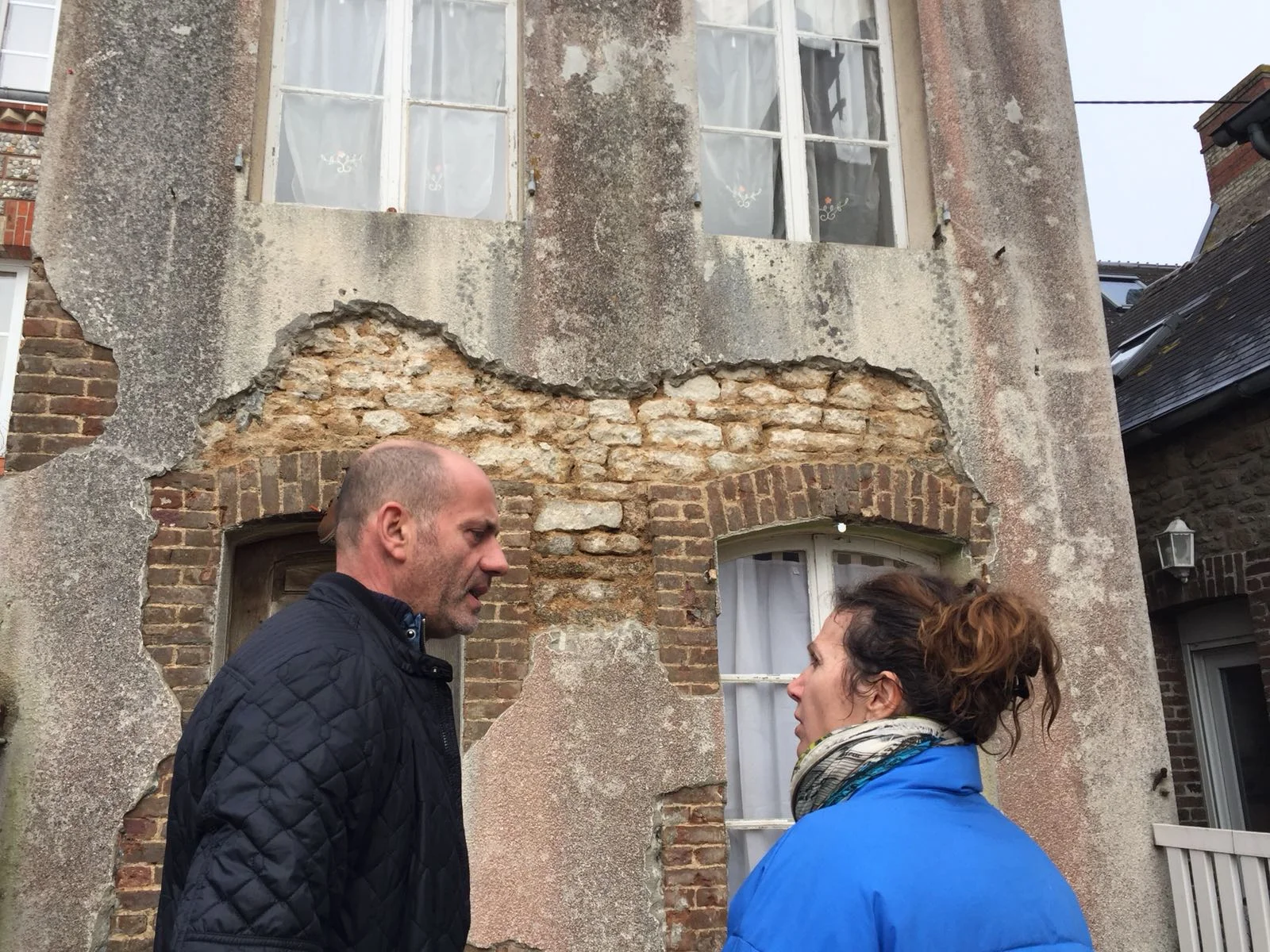 A fireplace is revealed, and Stéphane and I have our first on-site meeting