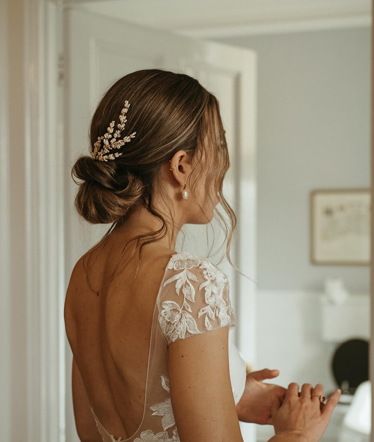 Are you considering whether the wear a veil or not? 
✨
 A veil  can be such a beautiful addition to a bridal look. 
✨
I will attach the veil for you, with my own secret method😉
✨
It will not move, no matter how long or heavy it is, I promise! 
Unles