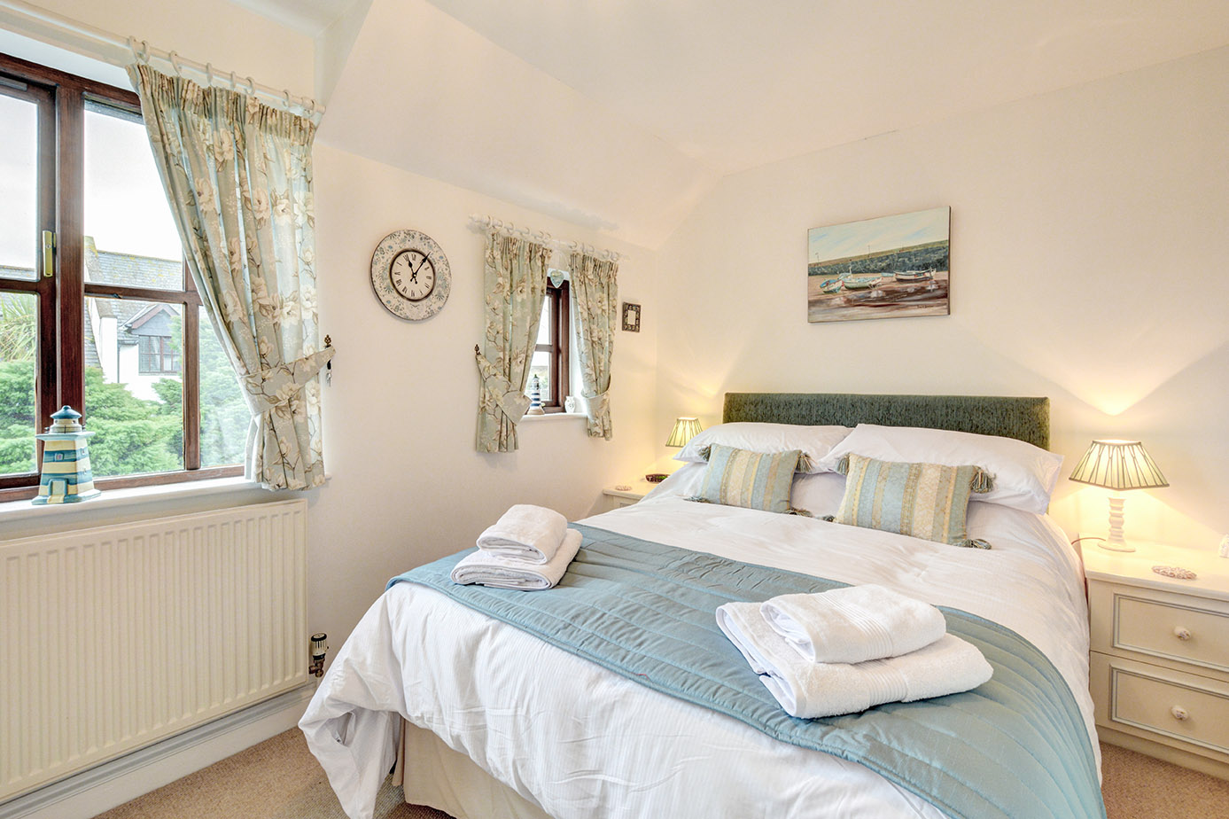 Ship Shape cosy holiday cottage in seaside harbour of Padstow double bedroom.jpg