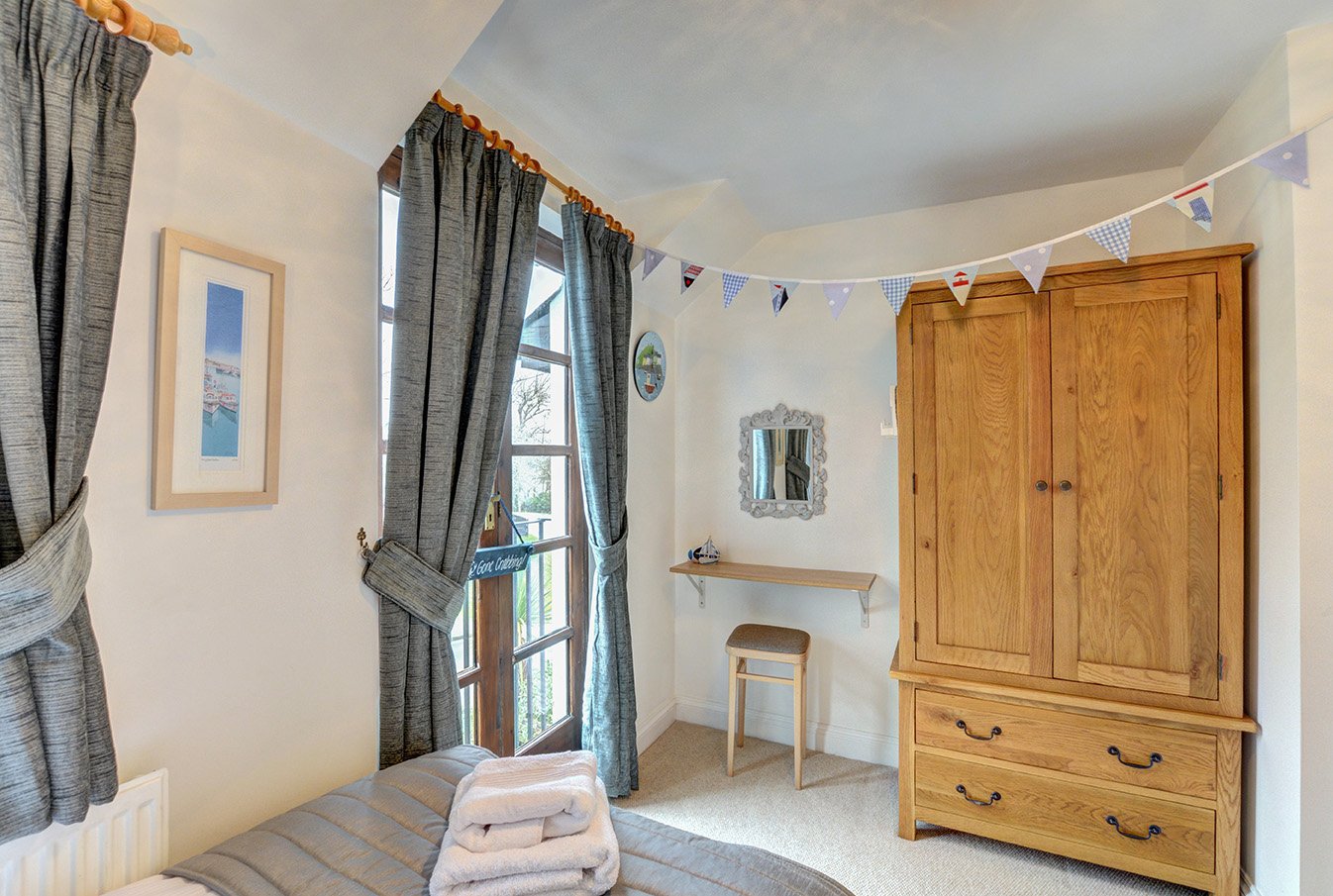 Ship Shape cosy holiday cottage in seaside harbour of Padstow twin bedroom 02.jpg