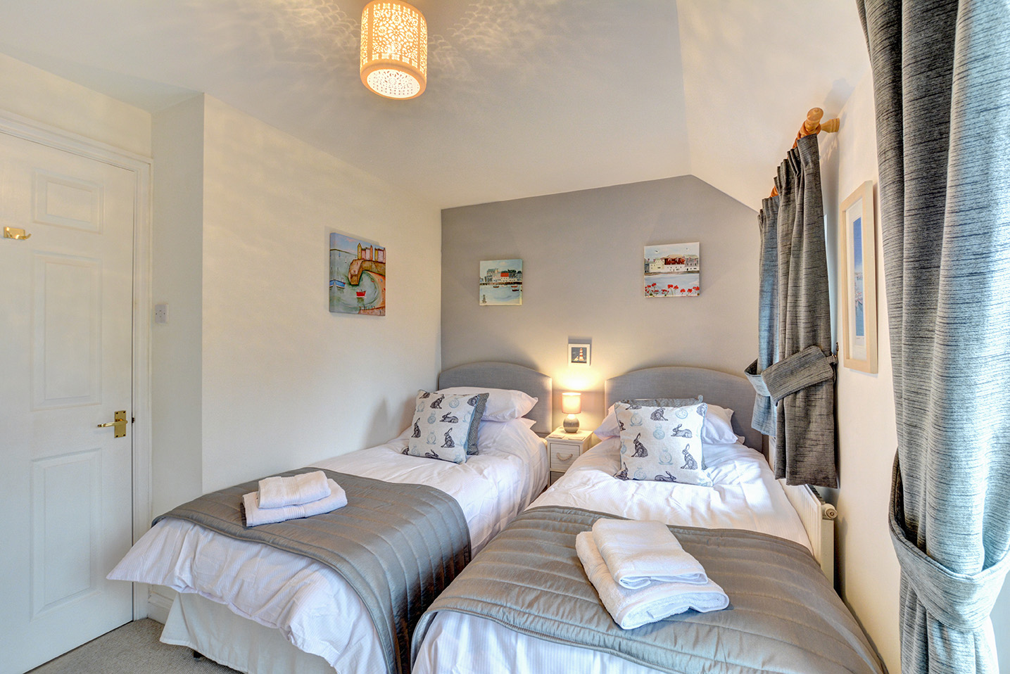 Ship Shape cosy holiday cottage in seaside harbour of Padstow twin bedroom 03.jpg