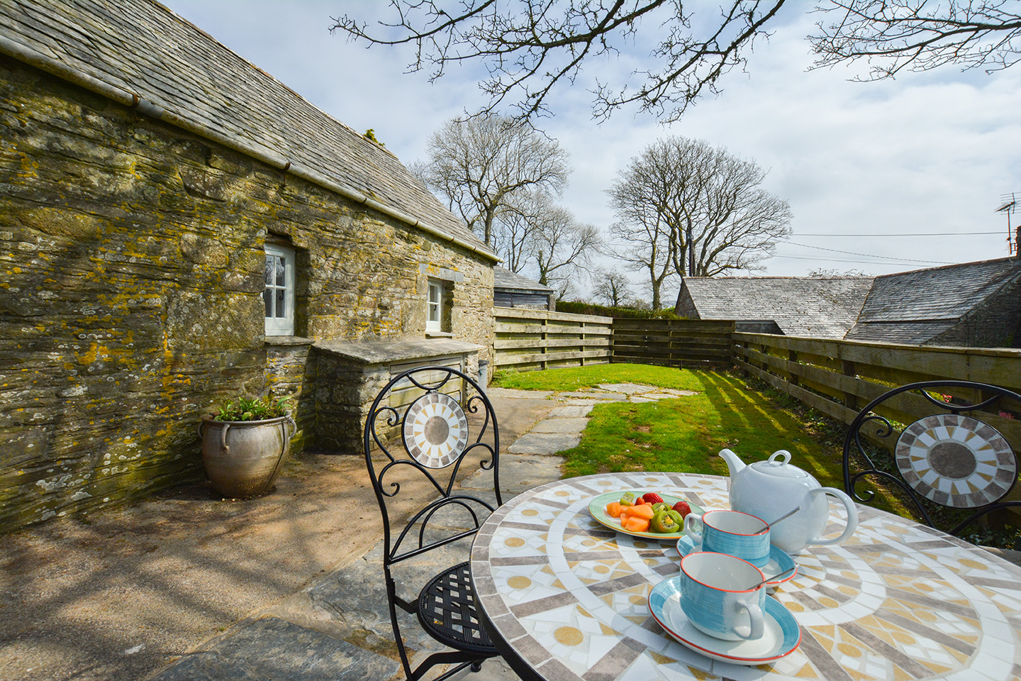 The garden at Jingles luxury self catering holiday cottage at Penrose Burden in North Cornwall near Bodmin Moor03.jpg