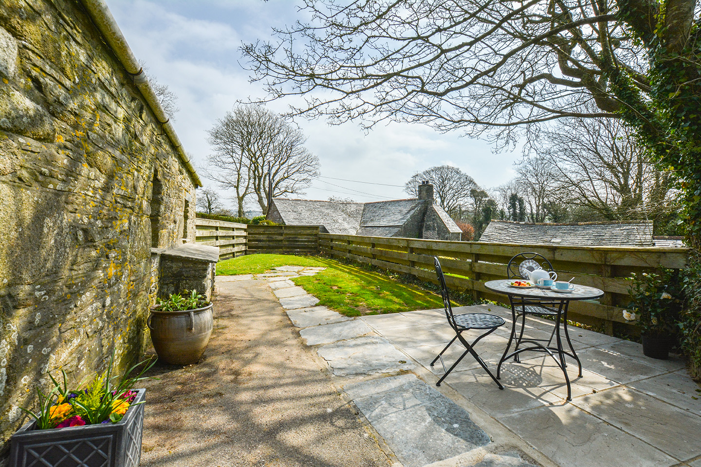 The garden at Jingles luxury self catering holiday cottage at Penrose Burden in North Cornwall near Bodmin Moor02.jpg