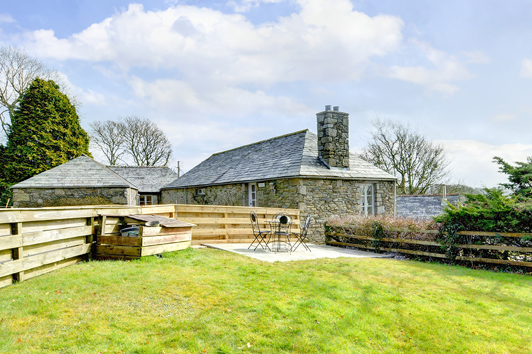 The raised garden and patio of Butterwell luxury self catering converted barn holiday cottage at Penrose Burden in North Cornwall 03.jpg