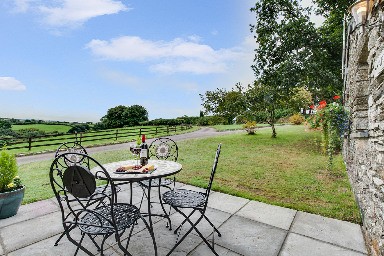 The garden area of Snappers luxury self catering converted barn holiday cottage at Penrose Burden in North Cornwall 01.jpg