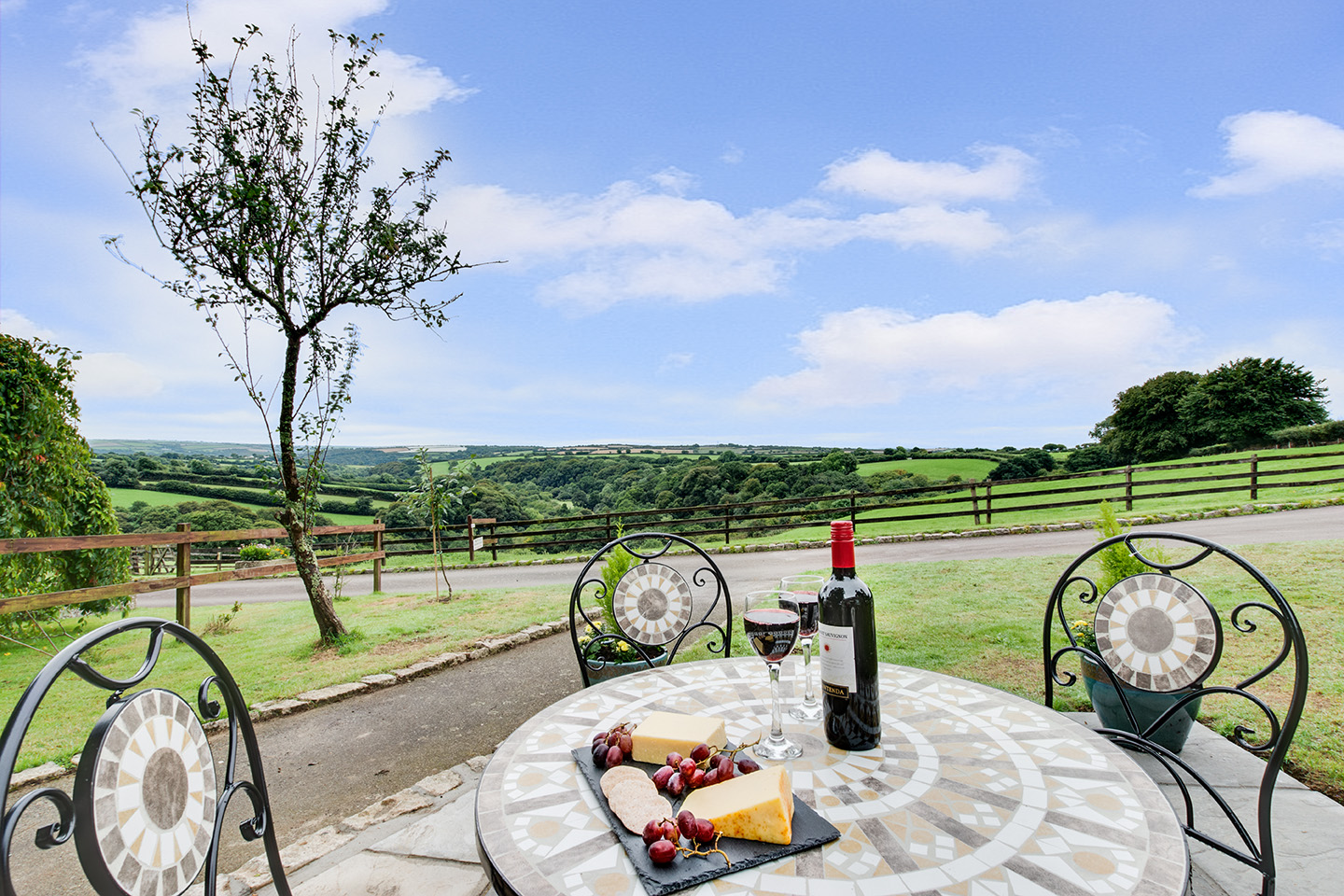 The garden area of Snappers luxury self catering converted barn holiday cottage at Penrose Burden in North Cornwall 02.jpg