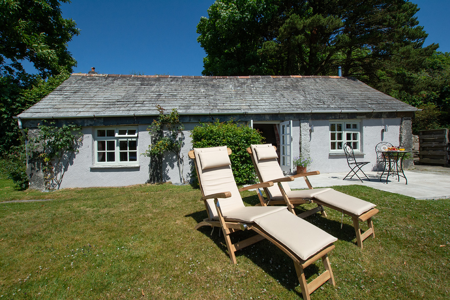 The exterior of the Linney luxury self catering converted barn holiday cottage at Penrose Burden in North Cornwall 01.jpg
