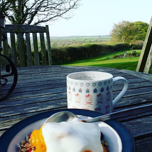 It's the perfect morning for breakfast in the garden listening to the birdsong. .
.
.
#garden #breakfast #sun #holidaycottages #selfcateringcottages #cornwall #cornishhorizons #cornishlife